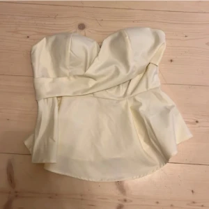 Vit festtopp - Vit axelbandslös tubtopp