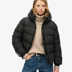 Svart pufferjacka från Superdry - !!!INTE MINA BILDER!!!!!!                    Snygg jacka från superdry, helt ny med lappen på. Säljer för att den inte passade mig. En perfekt jacka som passar till allt. Köpte för 1200kr säljer för 1000kr 💓