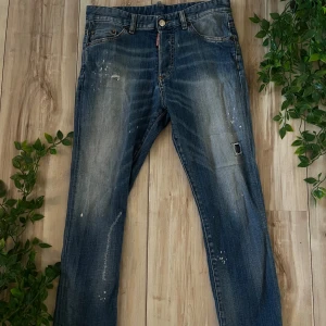  Dsquared2 jeans - Snygga blå jeans från Dsquared2 med slitna detaljer och en cool tvätt. De har en klassisk femficksdesign och en knappgylf. Perfekta för en avslappnad stil, storlek 14 y / 158, skriv via intresse/ frågor, priset kan diskuteras! 10/10 skick