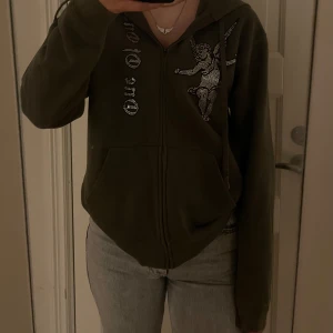 Zip hoodie  - Zip hoodie från one of one, använt ett fåtal gånger så är i bra skick!
