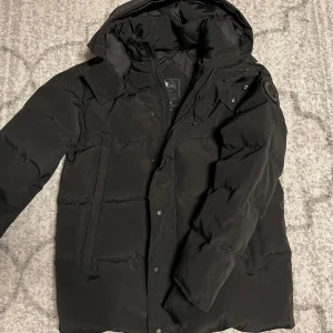 Canada Goose Wyndham (black label) - Helt ny Canada Goose Wyndham i färgen svart med black label. Jackan är i storlek M. Avtagbar päls, påse och väska tillkommer. Kontakta mig för fler frågor!
