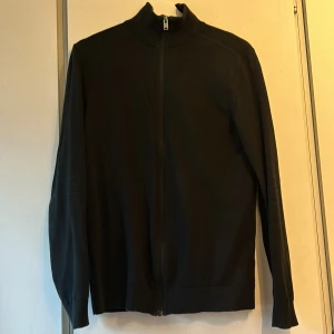 Svart fullzip från Selected homme - Snygg svart fullzip från Selected homme som jag nu säljer då jag inte använder den längre. Skick 9/10