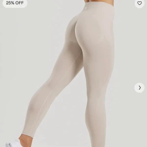 Beige leggings från Women's Best - Snygga beige leggings från Women's Best med hög midja och tight passform.  Helt nya endast testade, prislappen är kvar, jätte fina men tyvärr passade de inte💕skriv privat för fler frågor