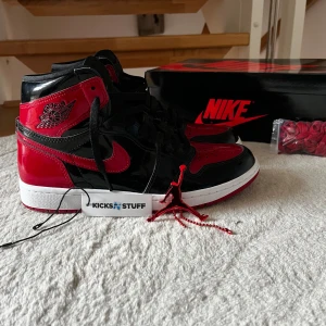 Jordan 1 patent bred og high  - Hej säljer dessa jordans då de inte används längre dem har används 3 gånger. Köpte från kicksnstuff för 3800kr. Allt finns med och dem är 100% äkta . Bara att höra av sig om man undrar något 😁