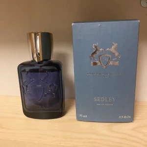 Sedley från Parfums de Marly - Elegant parfym grå Parfums De Marley. Endast använt någon enstaka ml så i princip full. Kostar 2200 ny( billigaste annonsen enligt prisjakt)     Säljer pga att jag har andra sommarprfymer som jag föredrar mer så då kan jag lika gärna sälja denna då den inte längre kommer till användning. Skriv vid minsta lilla fundering eller för fler bilder.