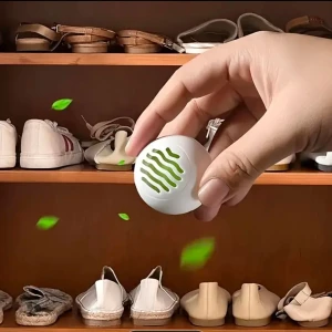 Skodeodorant bollar 6-pack - Praktiska skodeodorant bollar i ett 6-pack för att hålla dina skor fräscha. Varje boll är 3,5 cm i diameter och har en grön insida som effektivt neutraliserar dålig lukt. Perfekt för att placera i sneakers, boots eller andra skor för en fräschare känsla.