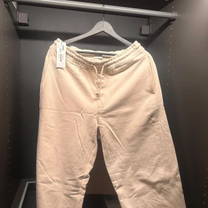 Mjukis Byxor - Helt nya oanvända Mjukisar från East west, spontan köp där kah inte han me öppetköp för att lämna tillbaka, prislappen finns kvar på 500kr