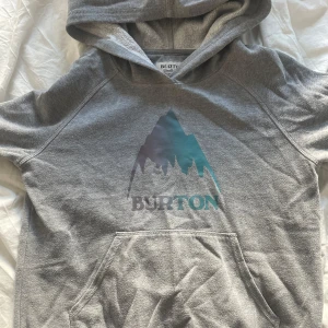 Hoodie Burton - Mjuk och skön hoodie från Burton i barnstorlek 152