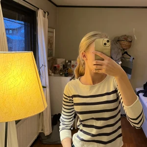 Randig tröja - Randig tröja i barn storlek. Passar som en tight tröja på mig som har s. Bra skick!