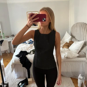 Topp i jeans material  - Jättefin jeans topp från motel rocks. Aldrig använd, lappen kvar. ☺️