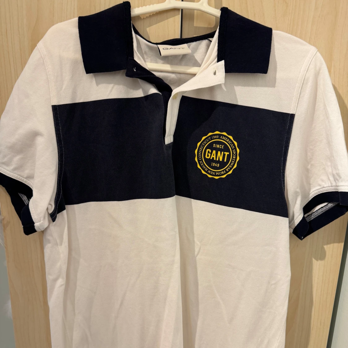 Vit och marinblå pikétröja från Gant