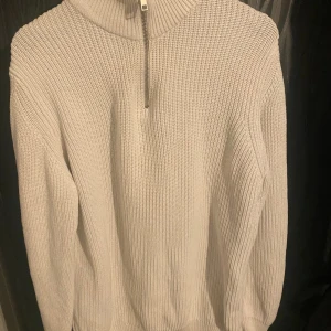 Stickad half zip tröja från Zara  - Tröjan är i toppskick/ nästan aldrig använd. Fin tröja och perfekt nu under vinter tider