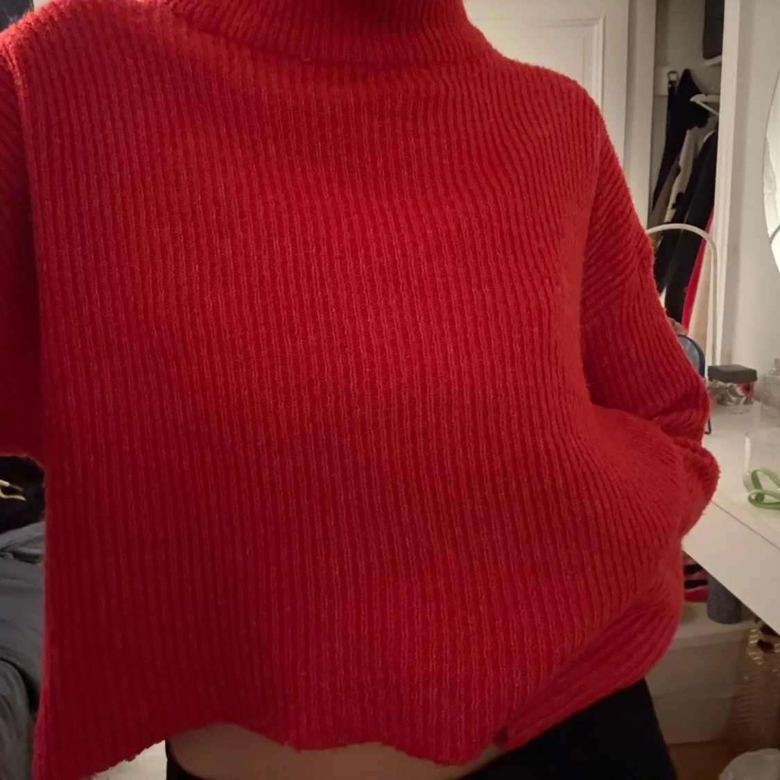 Röd ribbad croppad tröja