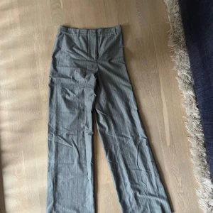 Grå kostymbyxor - Snygga grå kostymbyxor med hög midja och rak passform. Perfekta för en stilren look.