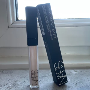 NARS Radiant Creamy Concealer - Säljer en NARS Radiant Creamy Concealer i nyansen Light 1 Chantilly. Denna concealer är känd för sin krämiga konsistens och strålande finish. Perfekt för att dölja mörka ringar och ojämnheter. Aldrig använd !!!