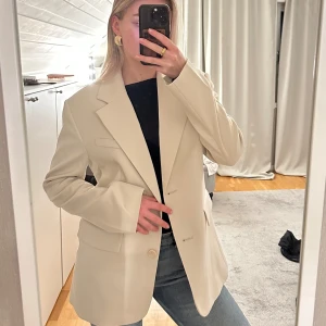 Blazer - Kavaj - Säljer denna blazer från Gina, är i storlek XS men passar mig som brukar ha S! Den är aldrig använd, så därför jag säljer den🤍Passar både till jobb och till fest🤍