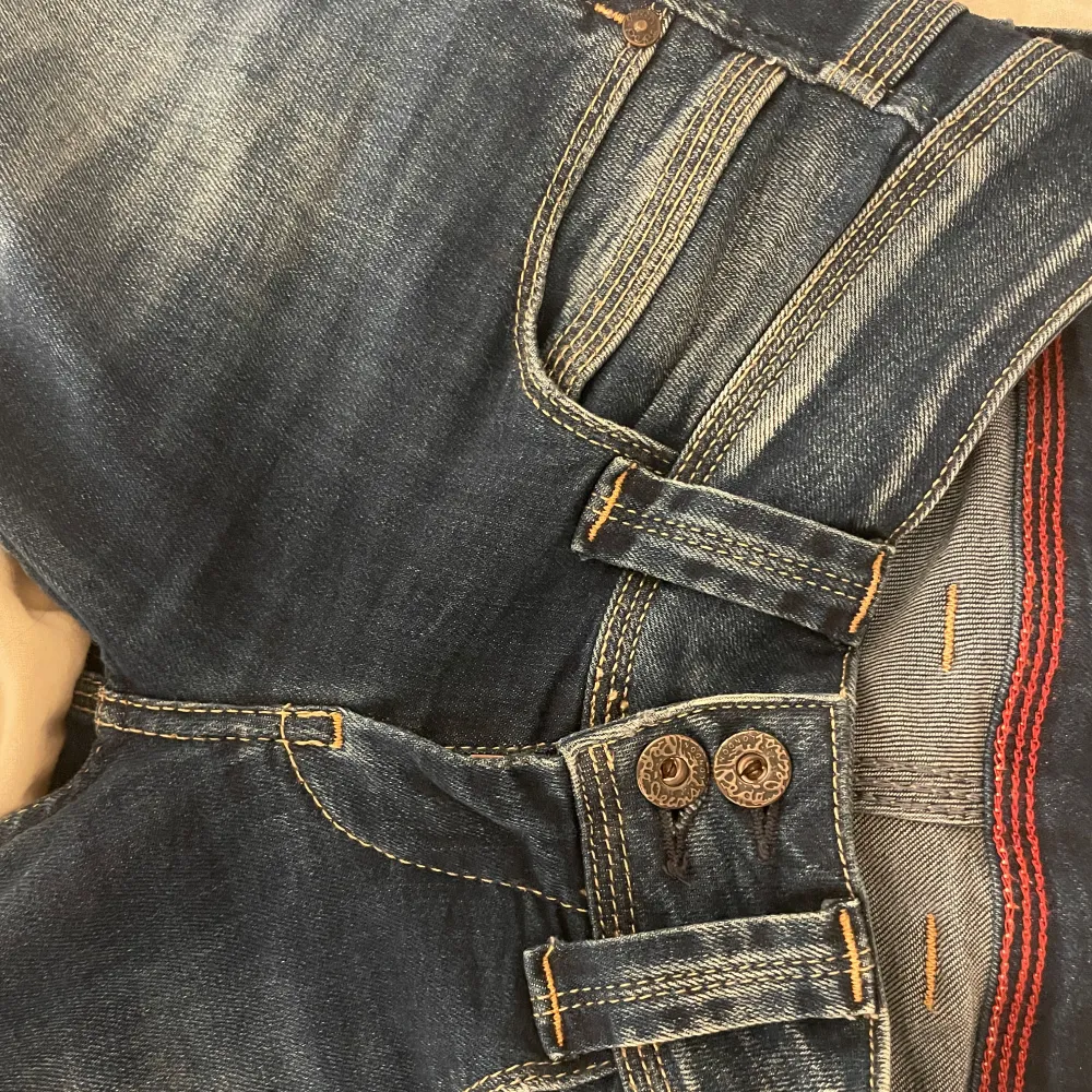 Snygga blå jeans från Pepe med låg midja och dubbla knappar. Snygga slitningar. Runt storlek 34 och längd 32. Har sprättat upp sömen längst så de blir längre se på bild 5. Jätte snygga jeans men har aldrig använt de då de är för små💓. Farkut & Housut.