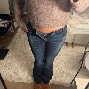 Blå bootcut jeans - Snygga blå bootcut jeans med låg midja. Säljer då dom tyvärr är för små på mig💗