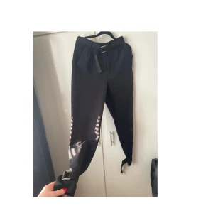 Svarta kostymbyxor storlek 36 fint skick  - Svarta byxor / kostymbyxor storlek 36 med skärp i midjan och spännen längst ner, som nya fint skick