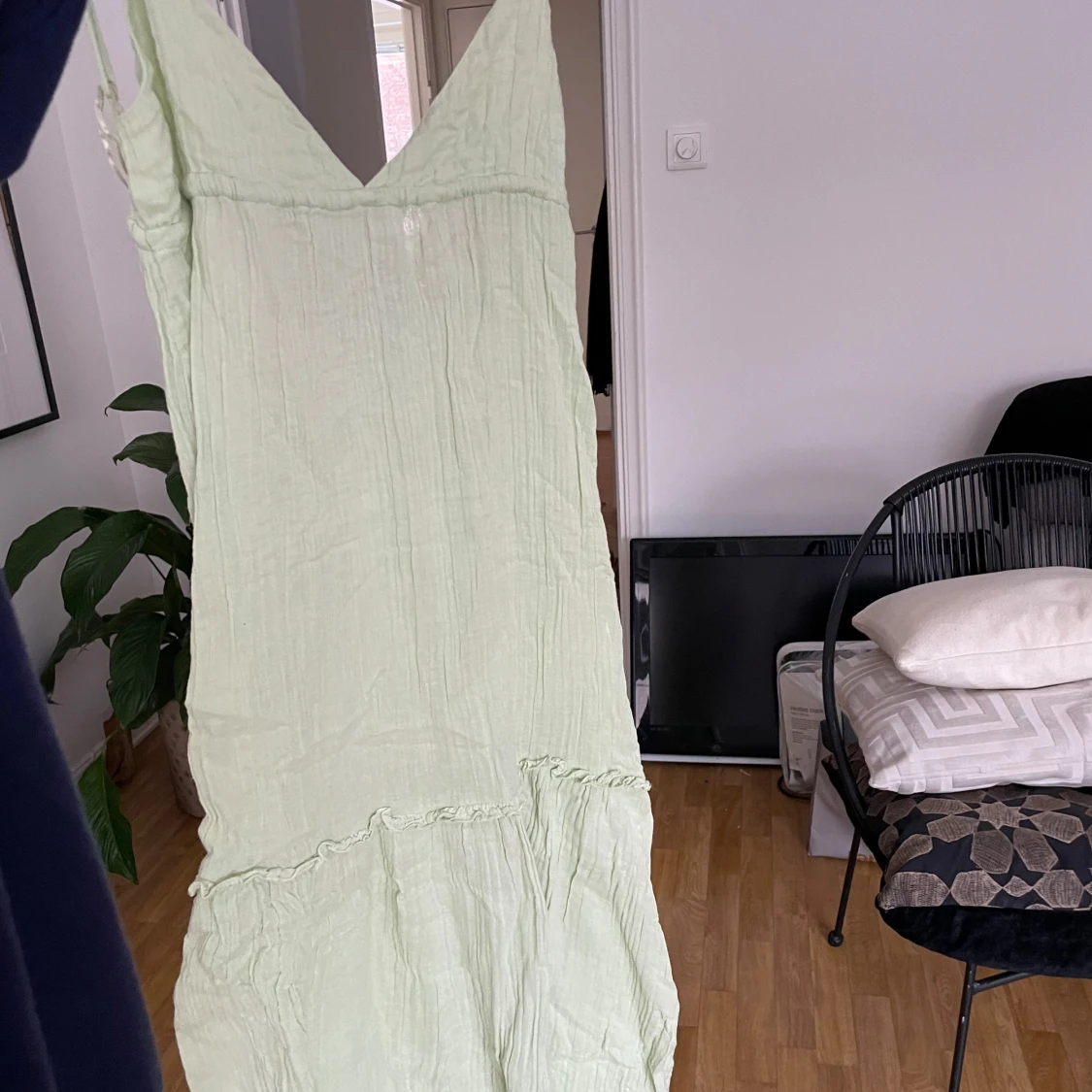 Ljusgrön långklänning med öppen rygg