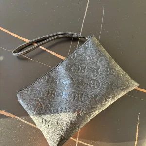 Plånbok/väska  - Väska plånbok eller necessär, rymlig och super fin svart färg 100kr