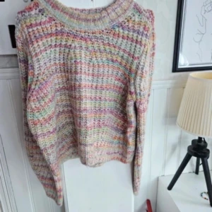 Stickad tröja Only - Säljer en mysig flerfärgad stickad tröja med ett  randigt mönster i pastellfärger. Superfin och endast använd några gånger 😍😍