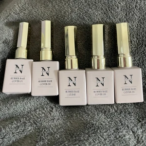  Rubber Base set - Säljer fem flaskor rubber bases från Nagelexperten i olika nyanser: Cover 01, Cover 06, Clear, Cover 08 och Cover 04. Helt oanvända! Nypris: 695kr 