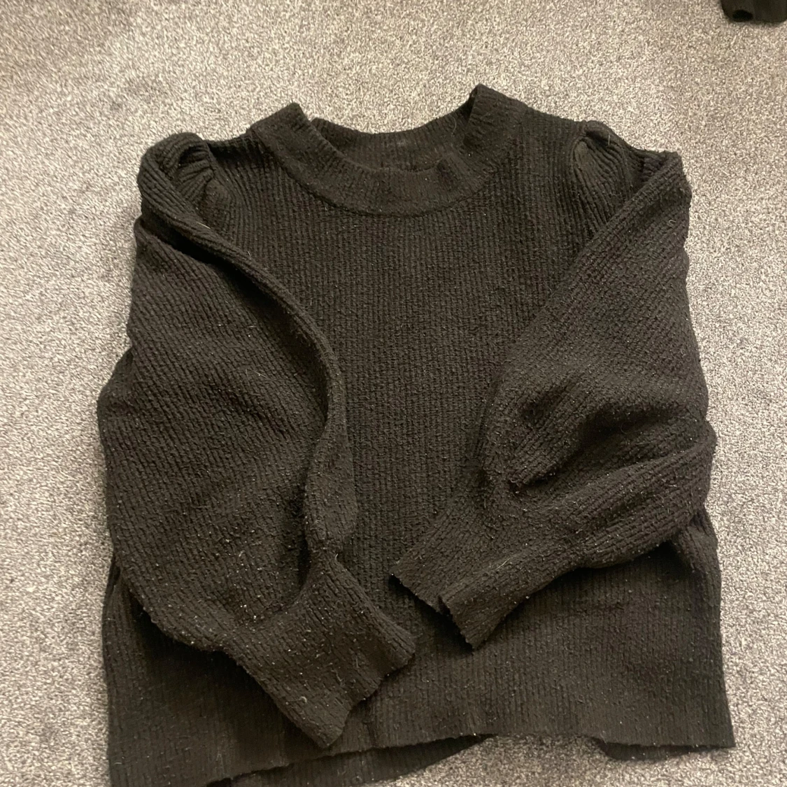 Svart stickad tröja från Gina Tricot - 91