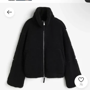 Svart H&M teddyjacka - Har smink i kragen, har inte provat ta bort! 