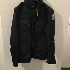 Svart jacka från Parajumpers - Parajumper Windbreaker storlek 8 skick 7/10 nypris ungefär 4000kr säljes för 800kr snabb affär 