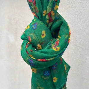 Söt tunn grön sjal med blommönster! - Söt tunn grön sjal med blommönster. Mått: 150 x 70 cm. Perfekt till våren. I kanonskick!