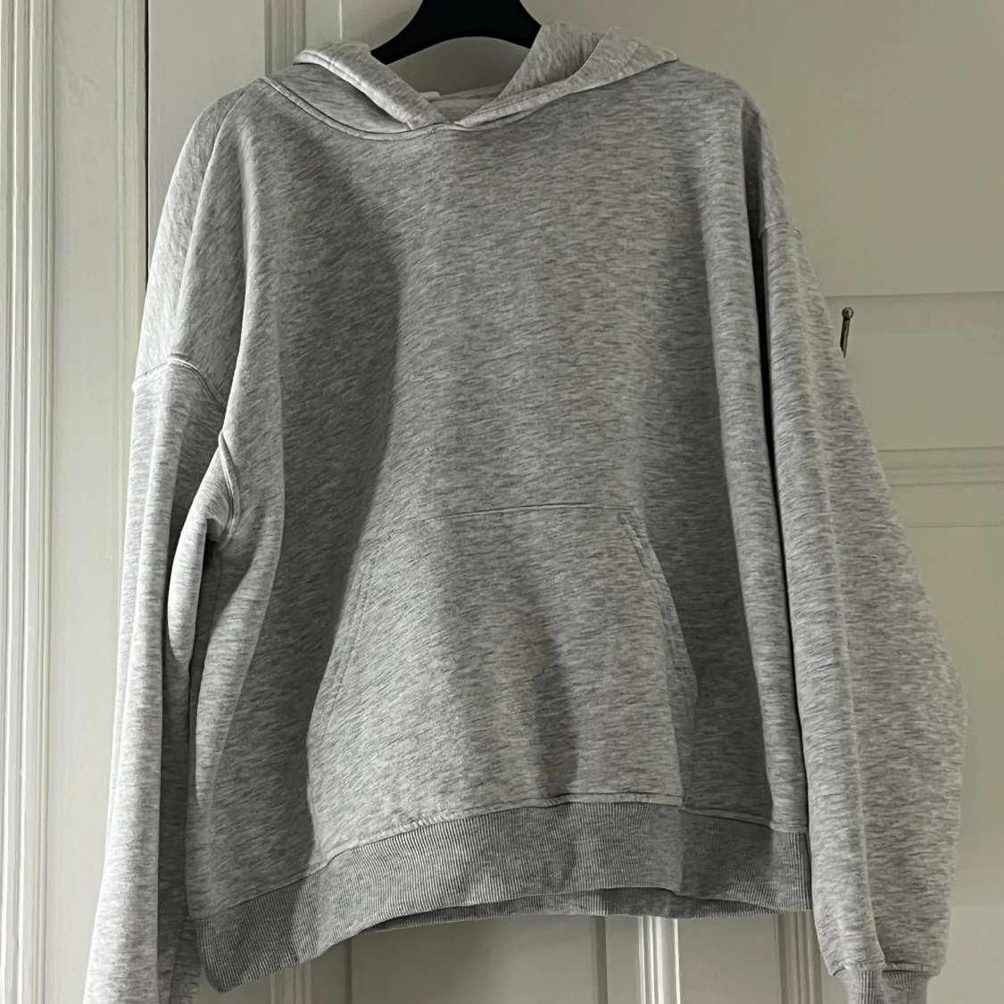 Grå hoodie från Gina