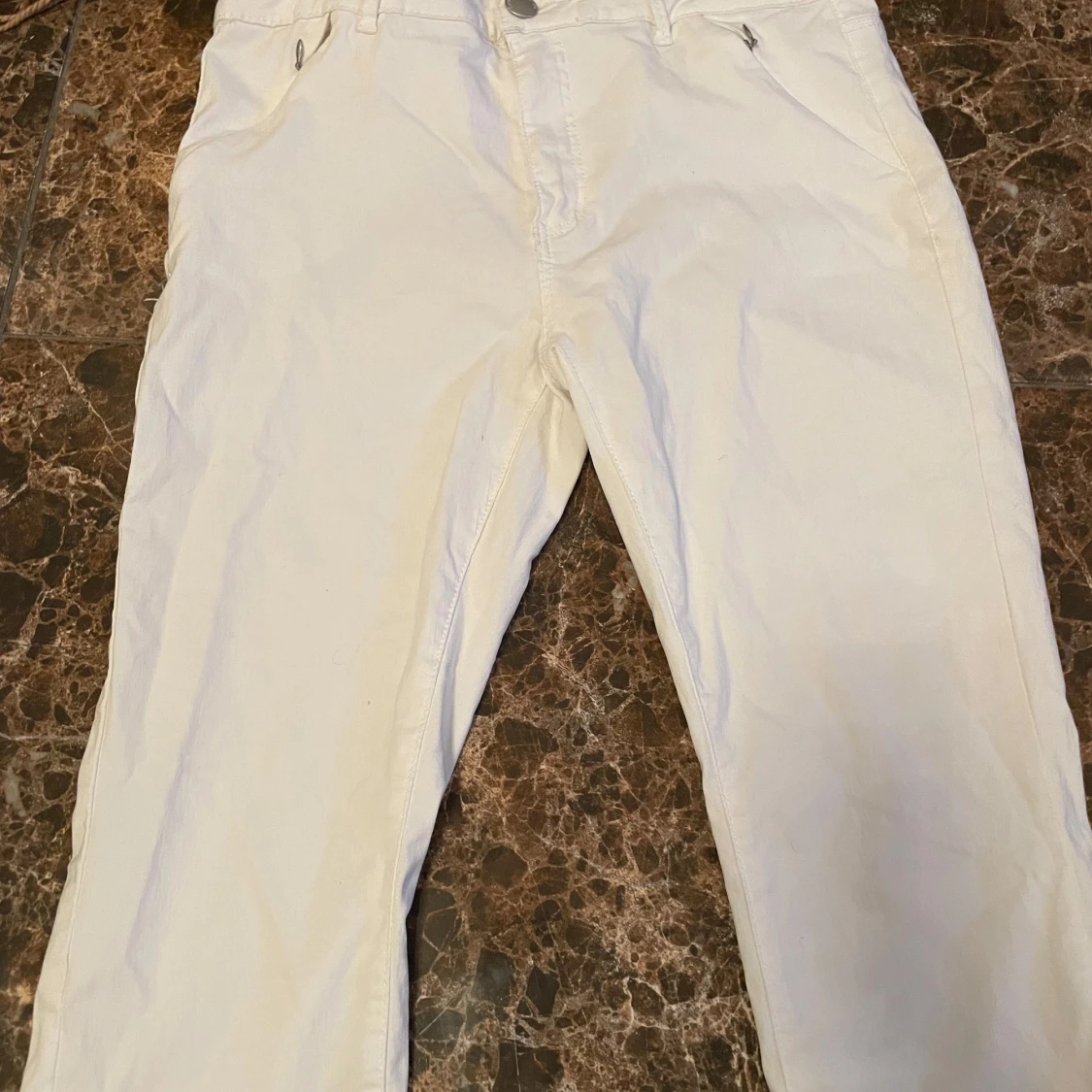 Vita byxor från butiken flash