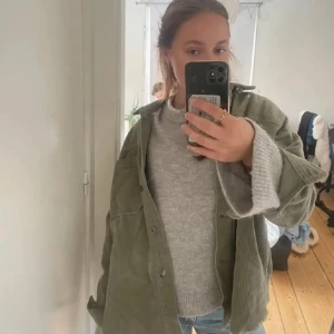 Grön manchesterjacka - Säljer en snygg grön manchesterjacka med knappar framtill. Jackan har en avslappnad passform och stora fickor, perfekt för lager-på-lager-stil. Den är långärmad och har en klassisk krage.❣️❣️