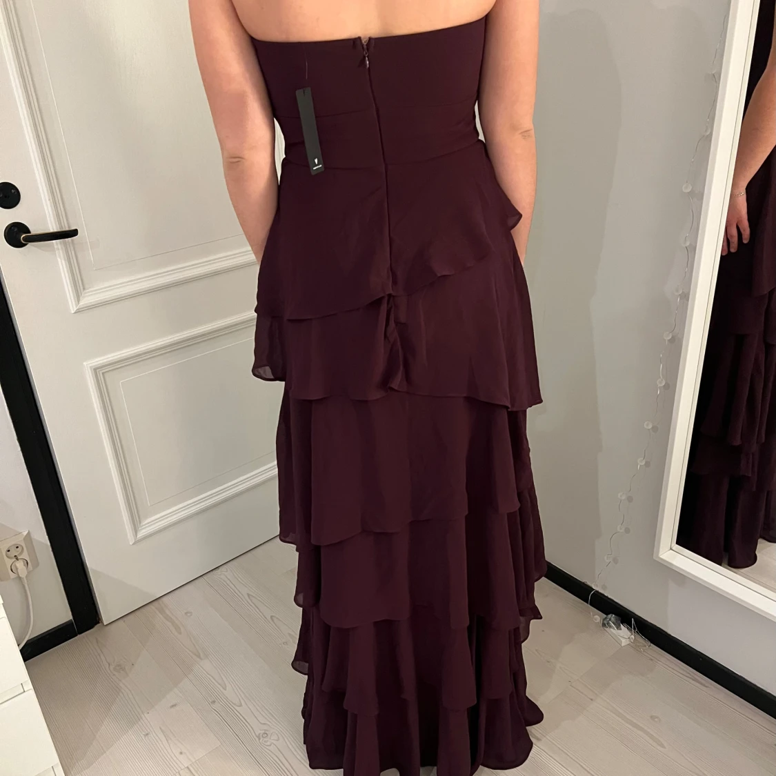 Vinröd axelbandslös klänning - 90