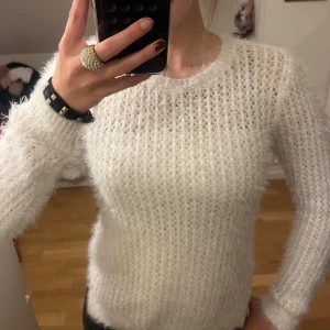 Vit fluffig stickad tröja - Trendig stickad tröja i i fluffigt material. I barnstorlek men passar mig som vanligtvis har s/m. Pris kan diskuteras vid snabb affär. Finns fler lågmidjade jeans, trendiga tröjor och väskor billigt i min profil!