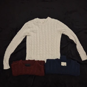 Kabelstickade tröjor - Säljer 3 stilren kabelstickade tröjor med långärmad design. Perfekt för kyligare dagar och passar bra till jeansl. Tröjan har en klassisk rund halsringning.
