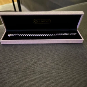 Pansarlänk 925 äkta silver - Säljer mitt silver äkta 925 silver armband. 19,5 cm lång och 6mm bred. Helt nytt skick endast använd några gånger. Köpt på guldfynd