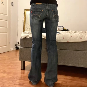 Jeans  - Midjemått 36cm, innerbenslängd 83cm 😇