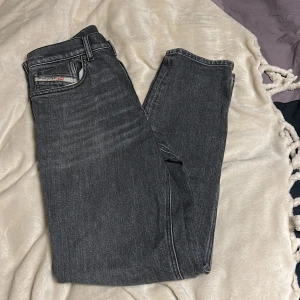 Grå Deisel Jeans - Sköna Deisel jeans i en slim/tapered passform. Jeansen är i storlek 30/32 och är väldigt stilrena och bekväma. Inga större täcken på slitage.
