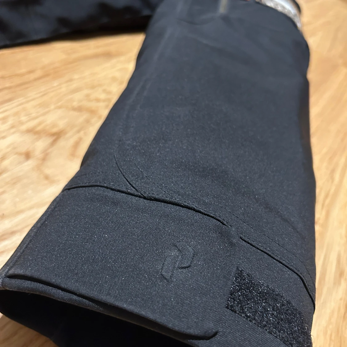 Svart Peak Performance parkajacka med pälsdetaljer - 93