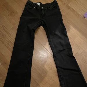 Svarta jeans från Monki - Snygga svarta jeans från Monki med en klassisk design. De har en rak passform och är tillverkade i en bomullsblandning för extra komfort. Perfekta för en stilren look.