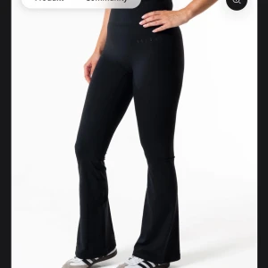 Svarta bootcut träningsbyxor från relode - Snygga bootcut träningsbyxor med hög midja. Perfekta för gymmet eller andra aktiviteter. De är ifrån relode och är i storlek xs, kort längd.  Använda fåtal gånger och är i väldigt fint skick.  Nypris är 799.💛