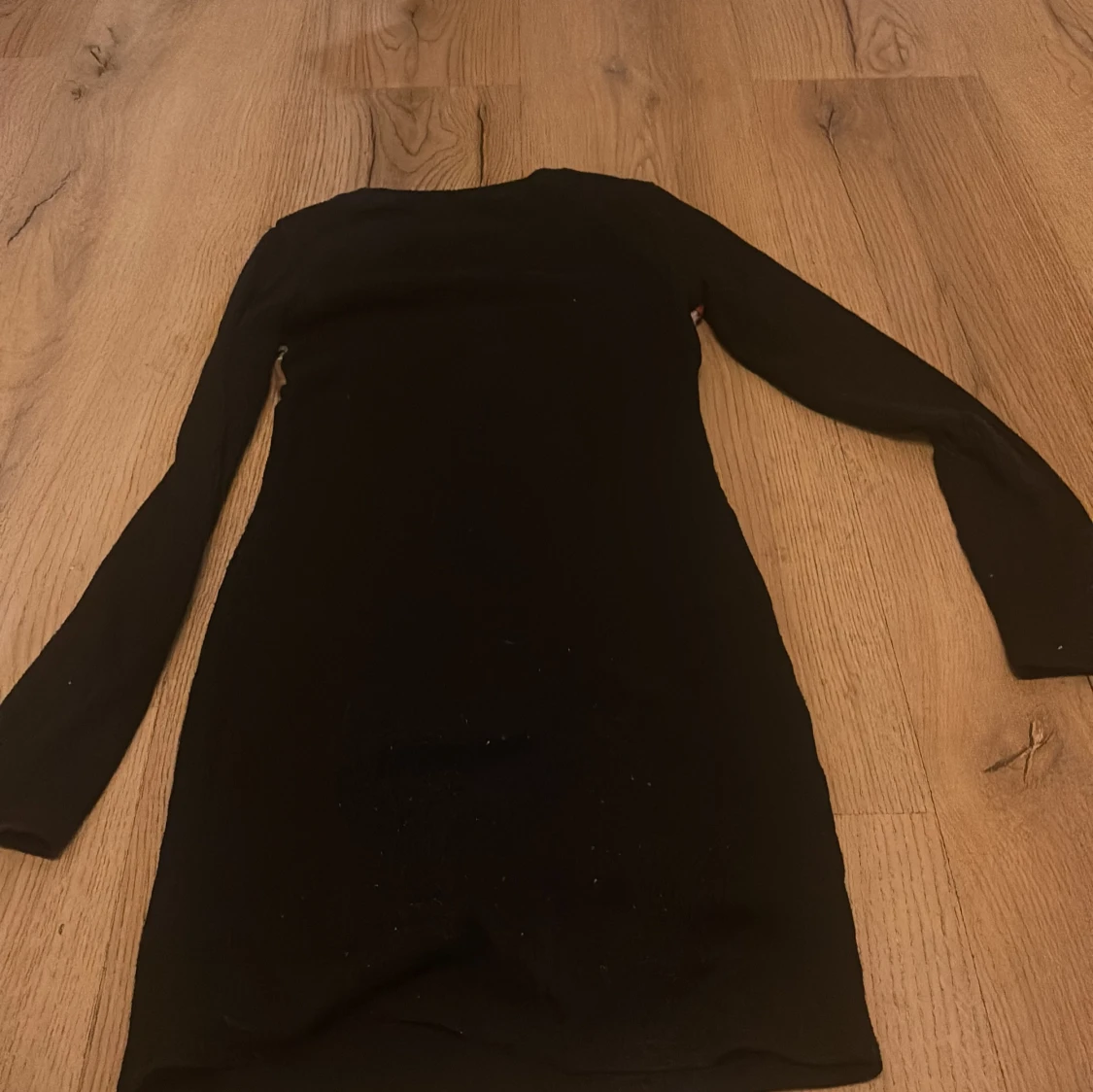 Svart klänning med randigt mönster från Skill - 90