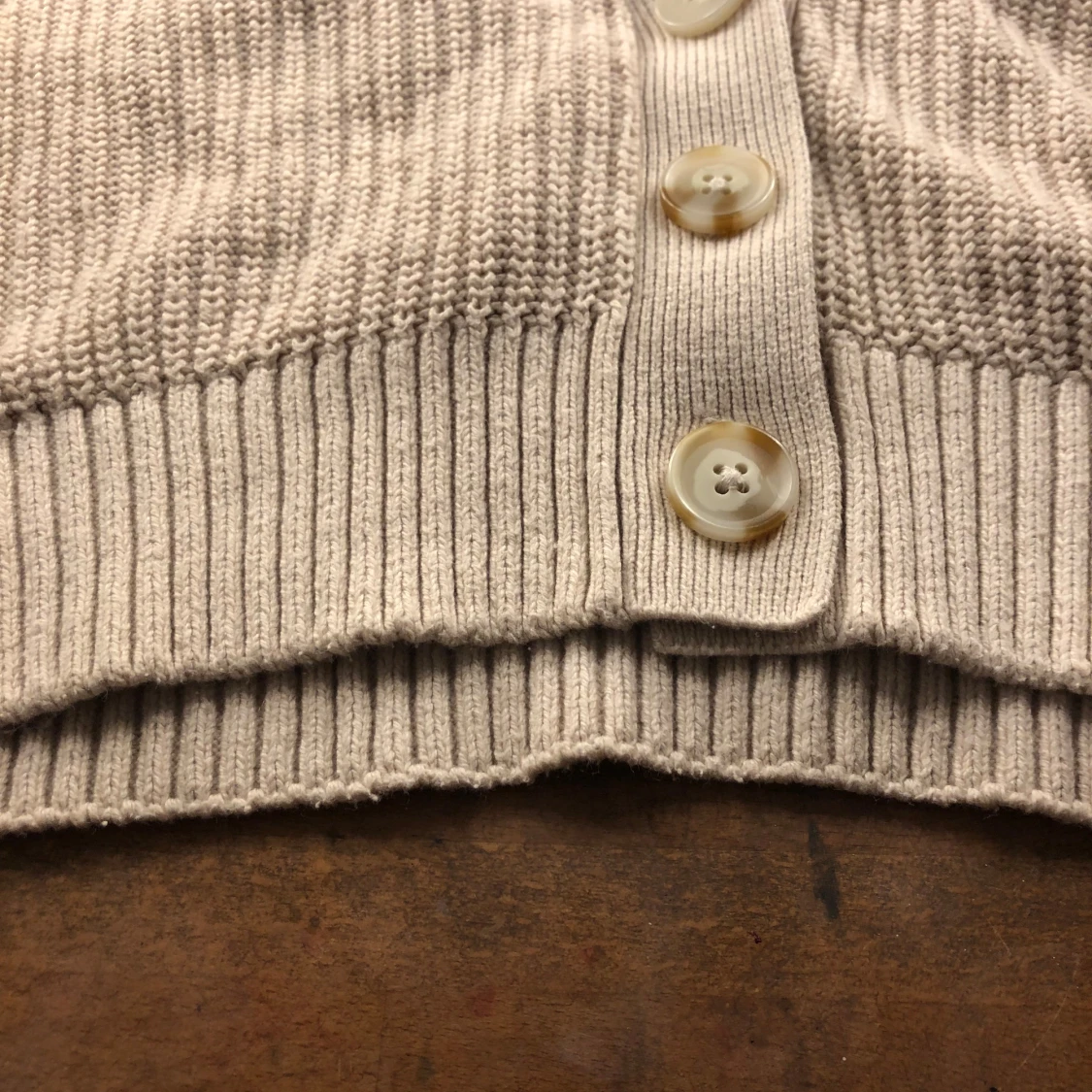 Beige stickad kofta med knappar - 92