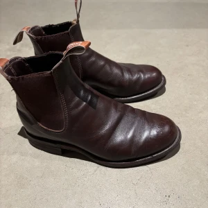 Bruna skinn boots RW Williams - Snygga bruna Chelsea boots i skinn med elastiska paneler och dragflikar för enkel påtagning. Perfekta för en stilren look. Storlek 5, motsvarar storlek 38