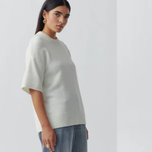 Vit stickad T-shirt - Intressekoll, slutsåld vit stickad t-shirt från ginatricot                 Använd 2 gånger så i väldigt bra skick☺️Nypris 400kr