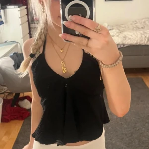 Svart sommartopp  - Gullig sommartopp med knyte i ryggen så den passar många. Jag är 1,62 på bilden. Priset kan diskuteras💞 Vid frågor skriv privat. 
