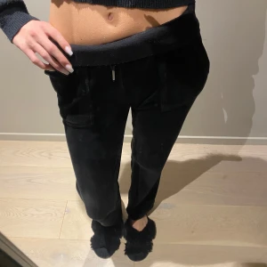 Juicy Couture mjukisbyxor - Mjukisbyxor från Juicy Couture ganska välanvända. Mid-Waist men brukar vika ner dom. De är ett litet hål mellan benen och på snörerna så har den tappat en detalj, har kvar den så är bara att fixa igen och hålet går att sy ihop enkelt💕