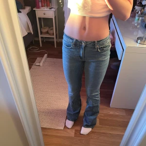 Blå bootcutjeans - Snygga blå jeans med bootcut-stil och låg midja. Storlek 38, från gina tricot. Använda max 4 gånger. Nypris 500kr.